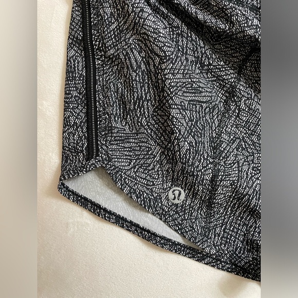 Lululemon Track Shorts 3” Lined Black/White Size 6 - Picture 4 of 7